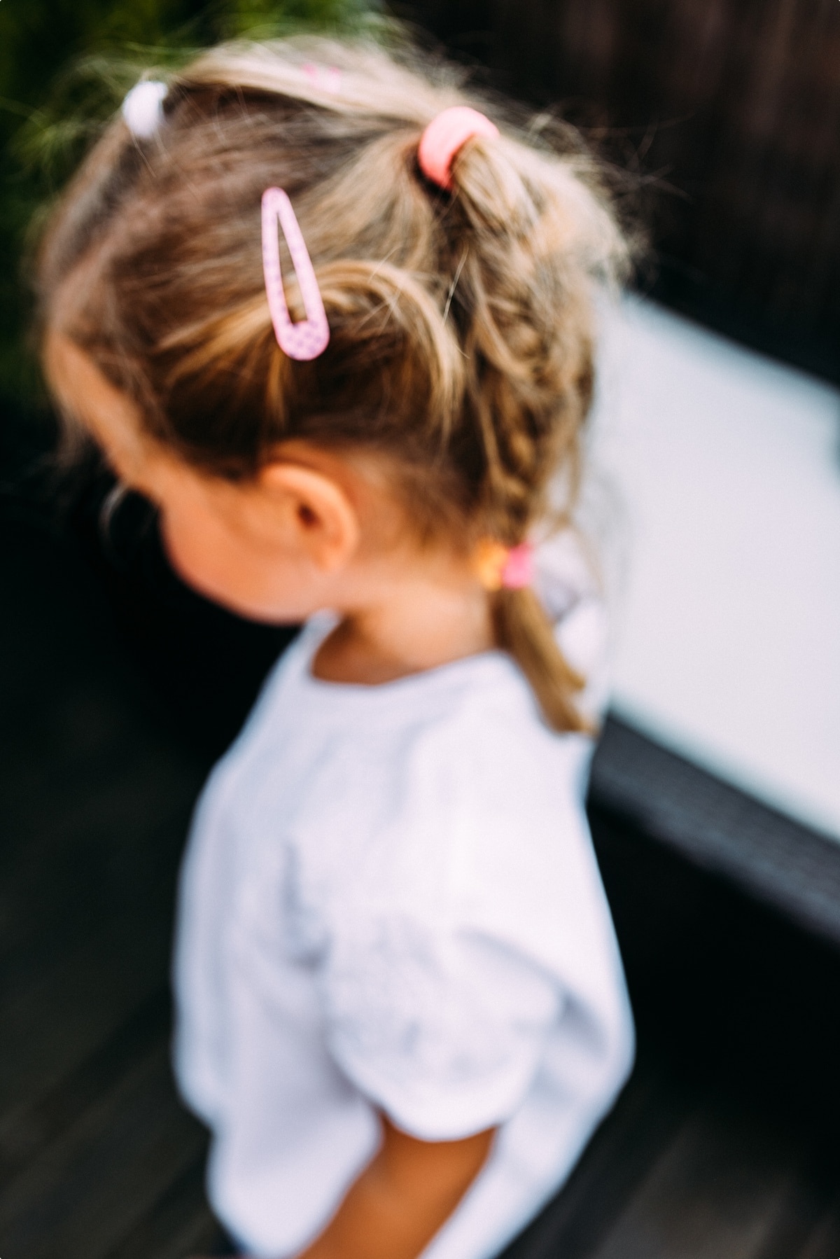 kleines Mädchen mit langem Haar und Haarspange