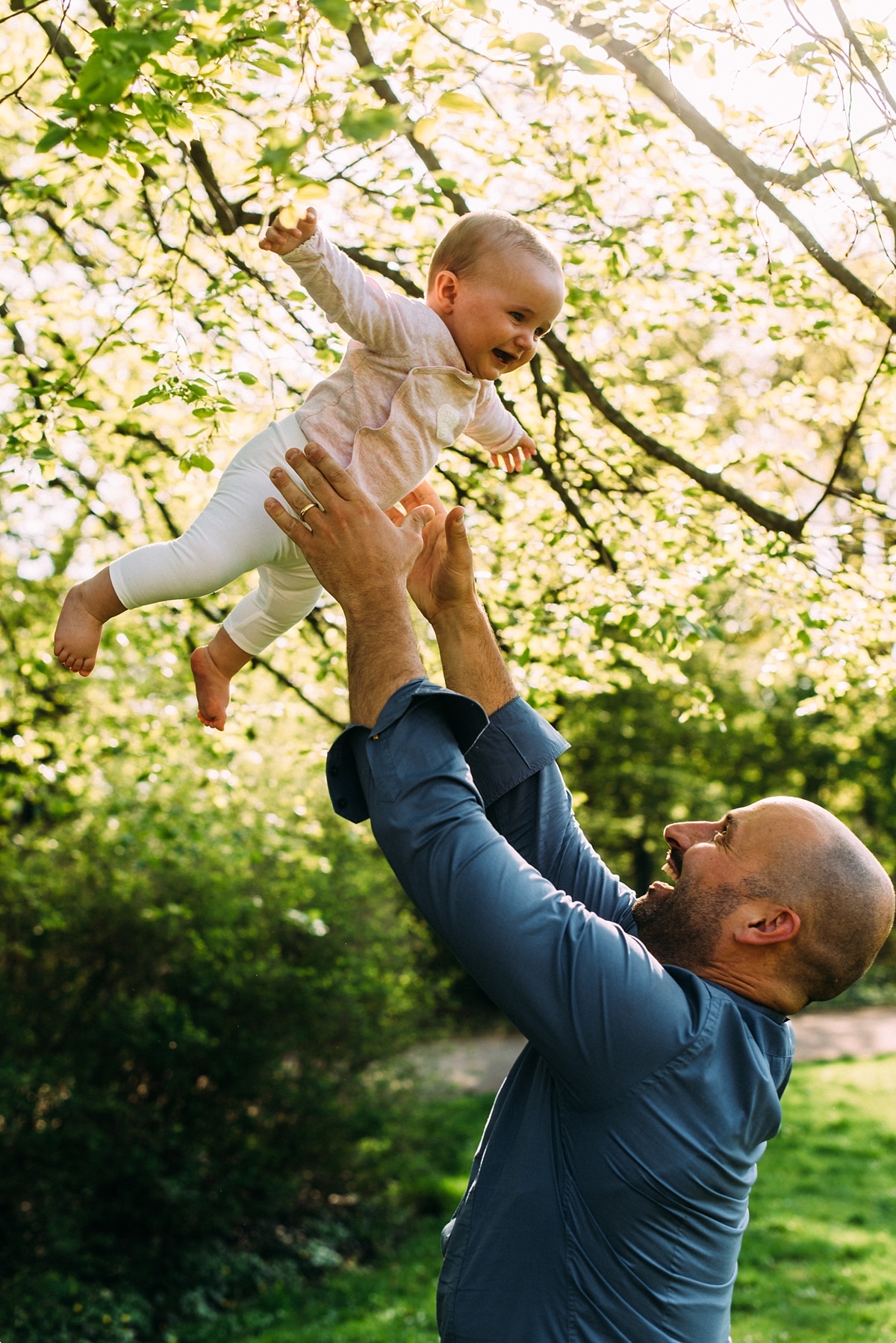 Papa hat Spaß mit Baby in der natur