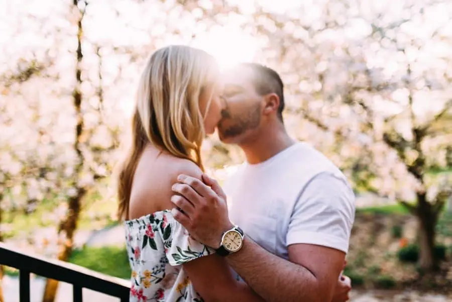 Das Engagement Shooting 5 verliebtes-paar-kuesst-sich-unter-kirschblueten