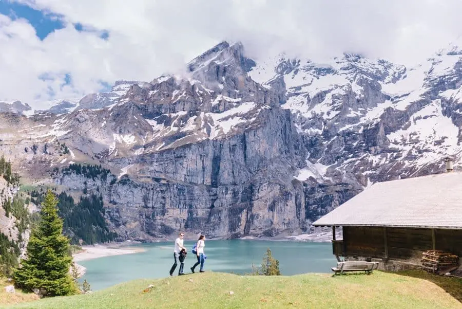 Paar spaziert über eine Almwiese oberhalb des öschienensees in der Schweiz