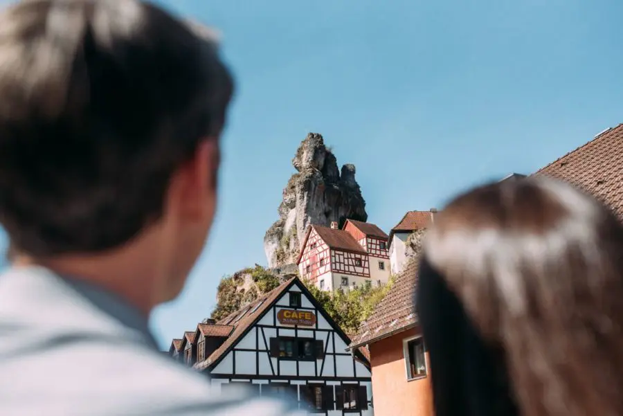 Das Engagement Shooting 1 verliebtes Paar schaut auf einen Berg in der Ferne