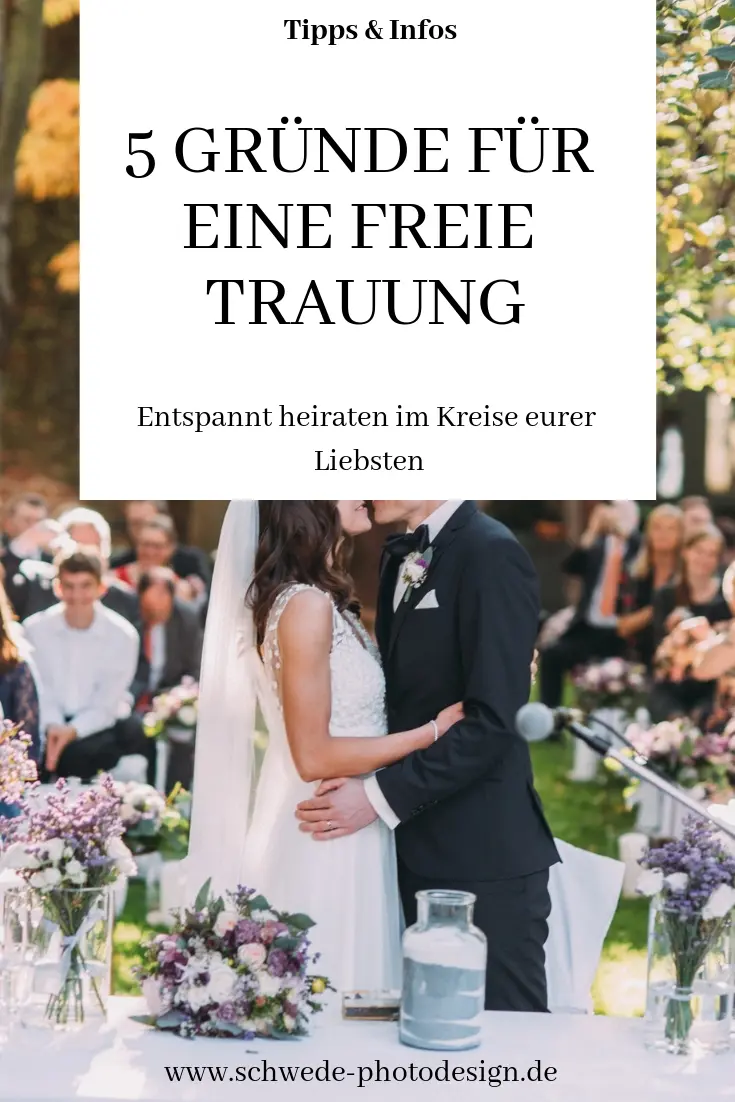 Brautpaar küsst sich auf einer freien Trauung