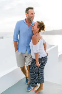 Jana und Thomas lachen gemeinsam auf Santorini